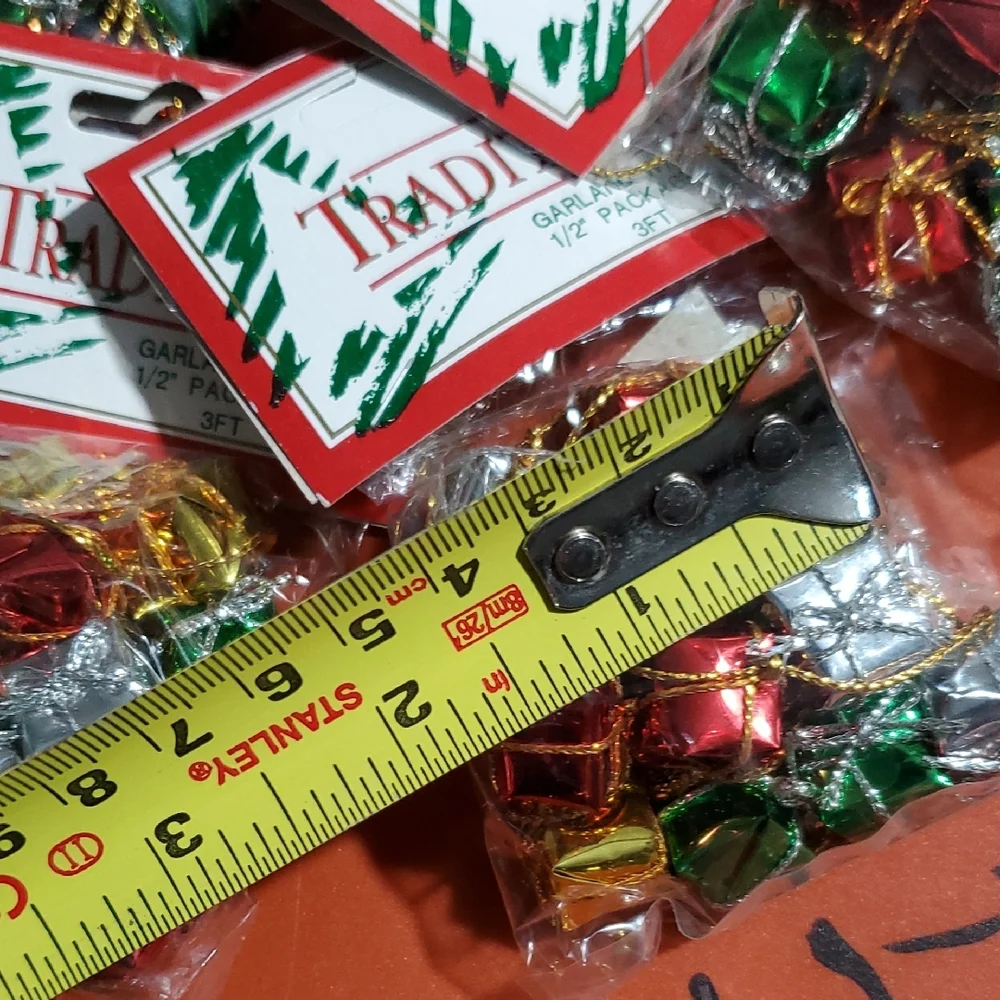 Traditions Christmas Garland with Mini Gift Boxes 3ft 5 Count NIB
